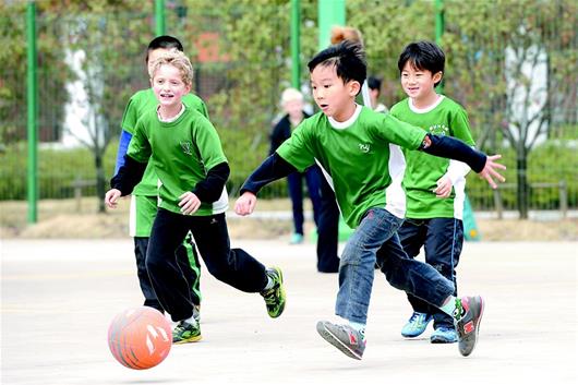 美国夫妇武汉创办纯美式学校 高中生一年学费