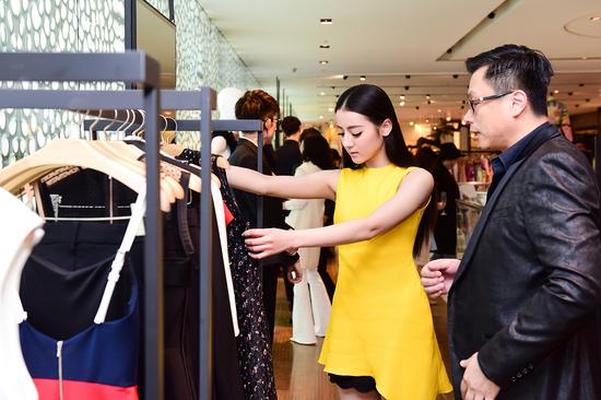 迪丽热巴参观样衣