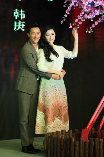 18日,电影《万物生长》在京举行“花下奇谈”发布会,导演李玉、主演韩庚和范冰冰及原著小说作者冯唐悉数到场。(夏祺/图)