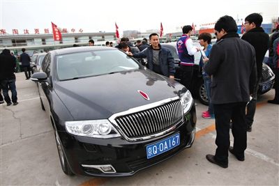 这是近30万元拍出的红旗轿车。登记于2013年9月,表显里程2万公里。新京报记者 王贵彬 摄