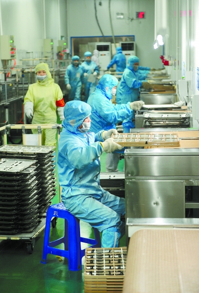 月12日，位于浏阳的蓝思科技股份有限公司厂区的手机玻璃屏生产线。湖南日报记者 郭立亮 摄