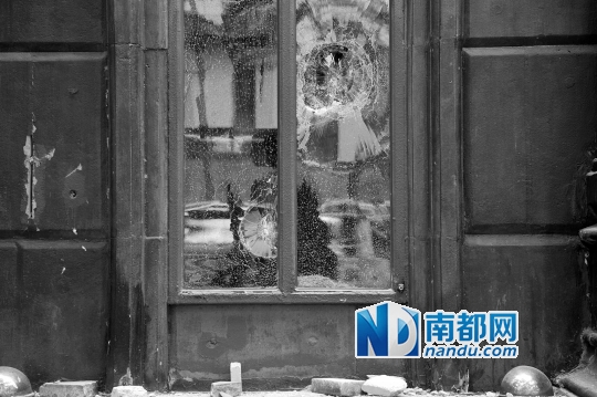 本色酒吧门口玻璃被砸破,地上堆满碎石。 南都记者 梁炜培 摄
