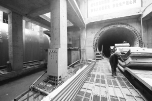 ■地铁3号线东里站左线区间正式开始盾构始发。本报记者 郄磊 摄