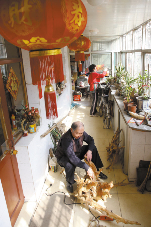 王占福闲暇时喜欢弄根雕,老伴儿喜欢种花。