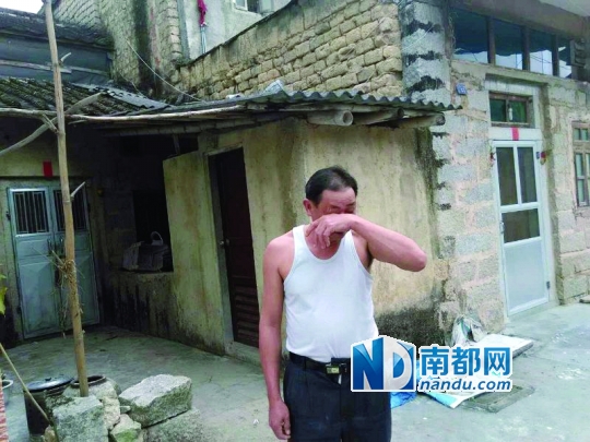 发生凶案的房间已被警方锁起来,赖社会说起案情泪流不止。