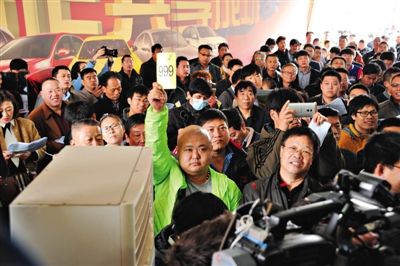 昨日,手持999号牌的竞买人最终以48.2万元拍得一辆丰田陆巡。新京报记者 王贵彬 摄