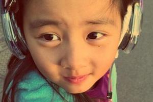 多多戴耳机边走边唱 变小潮女韩范儿十足|多多