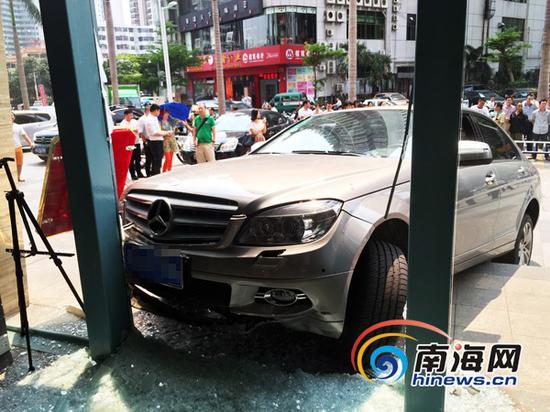 海口<em>奔驰女司机</em>疑把油门当刹车 失控冲进甜品