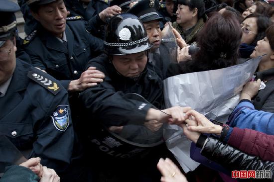 2015年3月18日,工商银行长沙市韶山路支行因牵涉湖南博沣资产管理公司的信托产品无法兑付,再次被投资受损户堵住大门而陷入瘫痪。东方IC