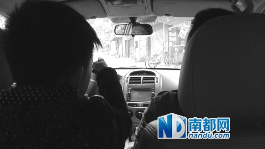 涉事小学生向民警演示如何开车等。 警方提供
