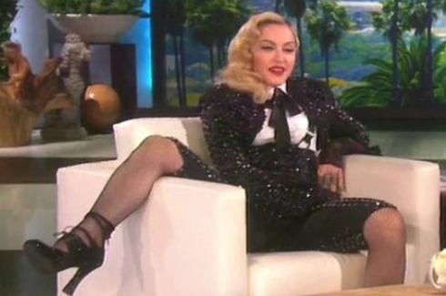 麦当娜抛形象双腿大开