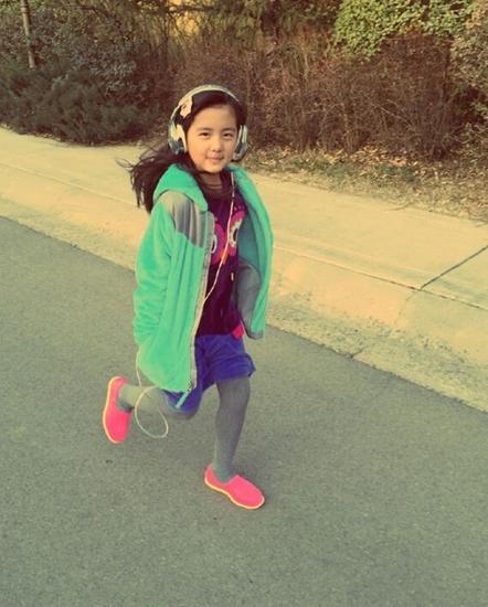 多多戴耳机边走边唱 变小潮女韩范儿十足|多多