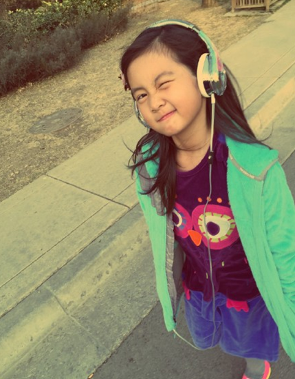 多多戴耳机边走边唱 变小潮女韩范儿十足|多多