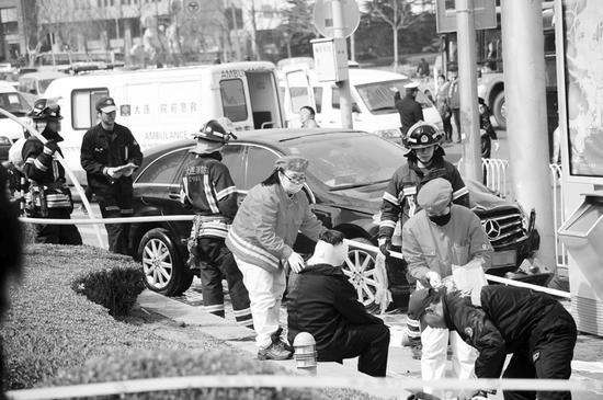 车祸发生后,交警、特警等很快赶到,并将现场封锁。