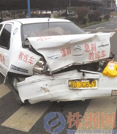 ▲被撞坏的教练车（请网友“门卫张大爷”来晚报领稿费30元）