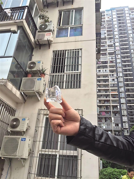 业主展示从楼上摔下的碎酒瓶