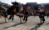  5千年前，苗人原属以蚩尤为首的九黎部落，和黄帝战败后，始迁至洞庭湖和鄱阳湖之滨建立“三苗国”。舜帝时，苗人再次被迫向西南和西北迁徙，远的更深入老挝、越南。公元47年，苗族一部分到达雷山西江。西江苗寨后发展为全球最大之苗人聚居地。（邓安摄于西江千户苗寨。）