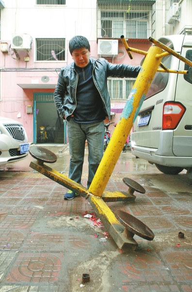 洛阳残缺健身器材咬伤女孩手指 曾有3个孩子受