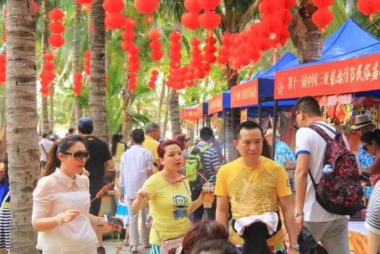 庙会现场,人们在品尝各种特色美食