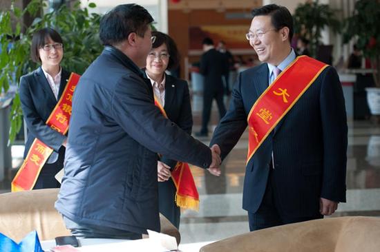 招行呼和浩特分行行长当起大堂经理