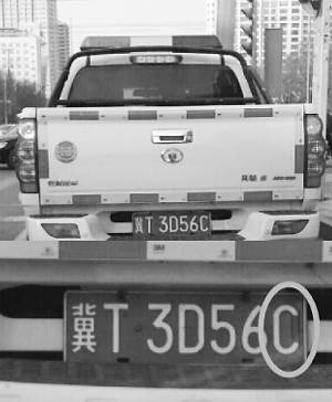 涉事车辆号牌中的“0”被贴上胶带改成了“C”