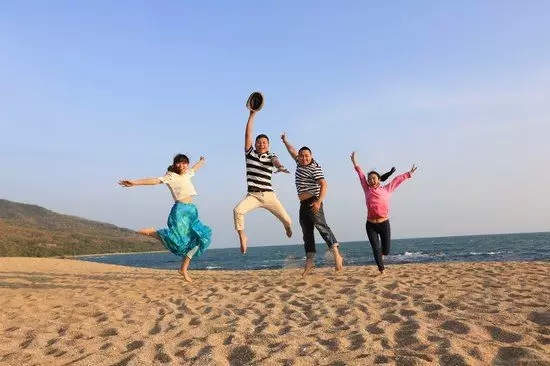 旅游达人尽情享受三亚大小洞天的阳光和沙滩