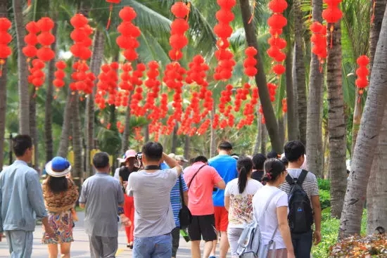 庙会开始,游客络绎不绝