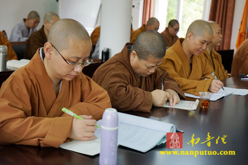 认真记录圣辉大和尚的讲解要义