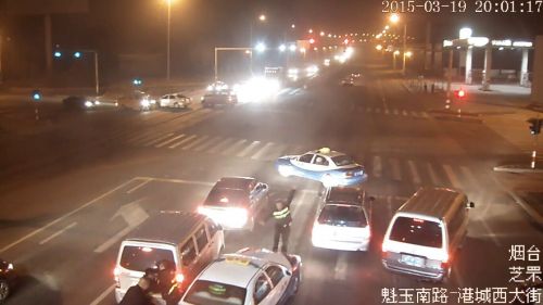 克隆出租瘋狂撞向執法人員,三人目前受傷住院,克隆出租司機仍在逃中