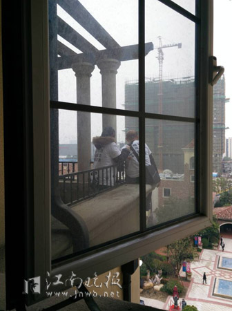 业主维权 为讨说法一老汉爬出6楼阳台_新浪无