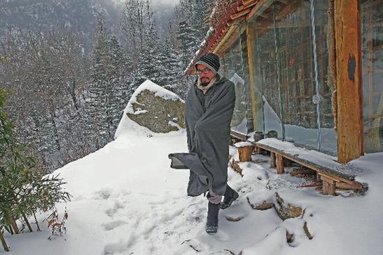 換上一身布衣隱居終南山。
