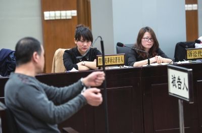 死者的女儿在法庭上怒视樊长茂。 京华时报记者 蒲东峰摄