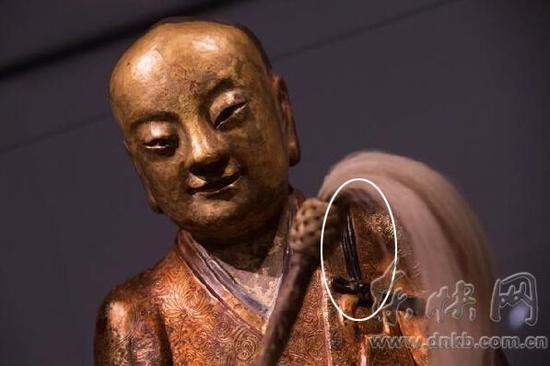 宝像左胸前的黑色系带(画圈处)