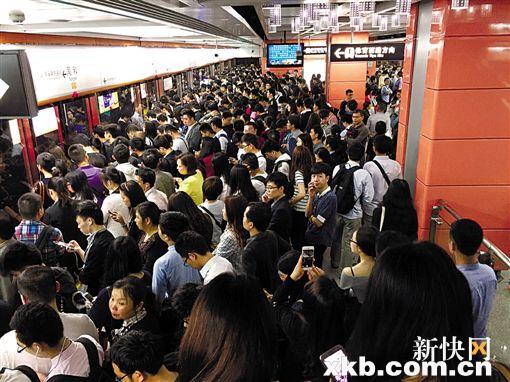■延误期间,地铁同和站内人流水泄不通。