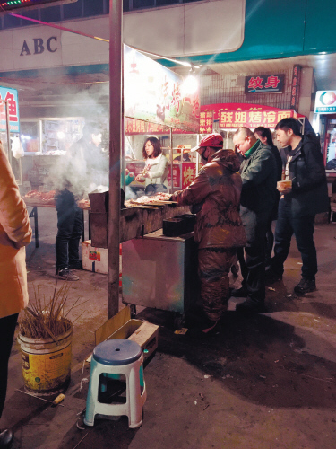 天刚转暖,烧烤摊就露头儿了。