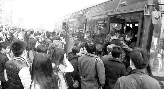 昨日早上，郑州市农业路南阳路口公交站点，聚积了大量准备乘坐公交车的乘客