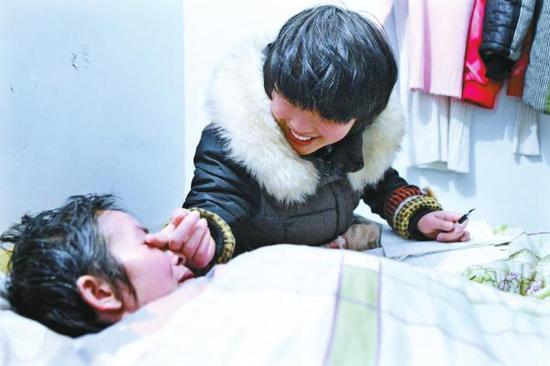 女大学生带植物人妈妈求学,引爱心潮涌