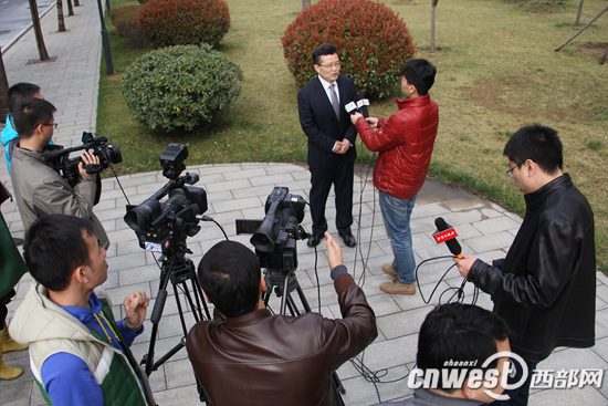 中央及各省市媒体集中采访陕西省水利厅副厅长魏小抗。