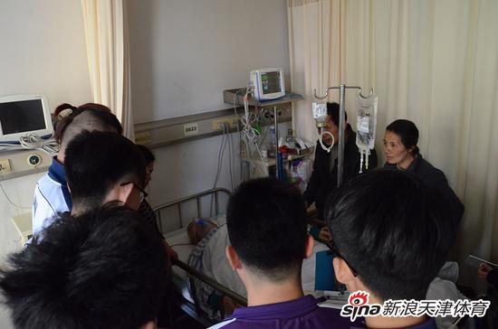 天津球迷看望申花脑出血球迷 送战袍愿早日康