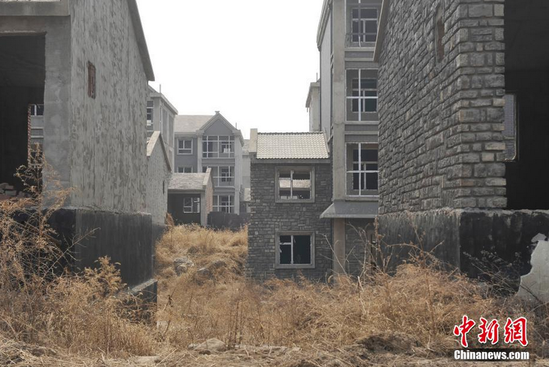 太原百栋别墅遭废弃7年 荒草丛生似鬼城(图)