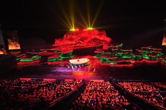 全球最大实景演出《中国出了个毛泽东》剧场，1000余名环卫工人免费观看演出。