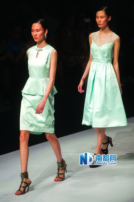 超模界罕见的双胞胎姐妹王晓婷、王晓倩一起走秀。