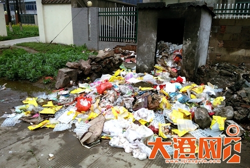 江阴一垃圾房满地金灿灿 市民捡回家吃完肚子疼