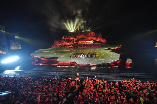 全球最大实景演出《中国出了个毛泽东》年度首演完美收官。