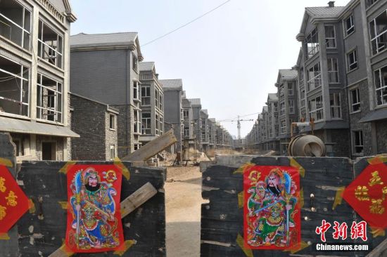 太原百栋别墅遭废弃7年 荒草丛生似鬼城(图)