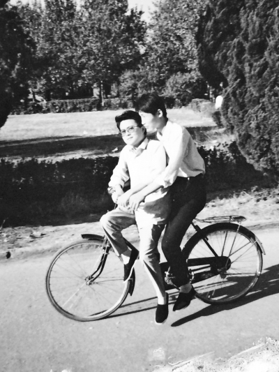 平顶山男子帮助同学32年 接送上学上下班成习