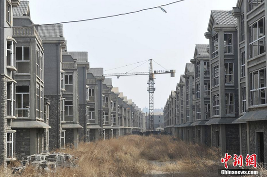 太原百栋别墅遭废弃7年 荒草丛生似鬼城(图)