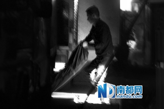 一具尸体被抬出事发居民楼。