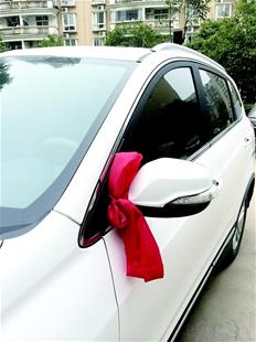 同事借车参加丧事回礼忘在车里 车主往返宜昌