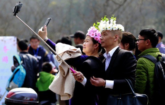 游客頭戴花環(huán)瘋狂自拍